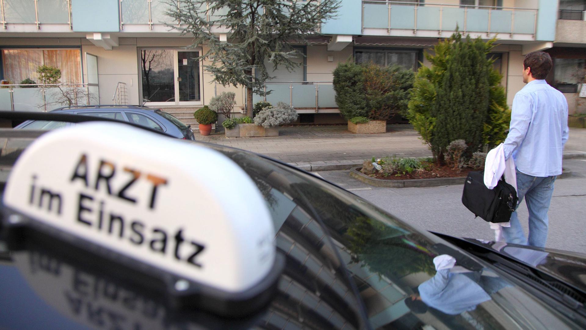 Ein Arzt auf dem Weg zu einem Hausbesuch bei einem Patienten, im Vordergrund das Auto mit dem Hinweisschild "Arzt im Einsatz" Ein Arzt auf dem Weg zu einem Hausbesuch bei einem Patienten, im Vordergrund das Auto mit dem Hinweisschild "Arzt im Einsatz"