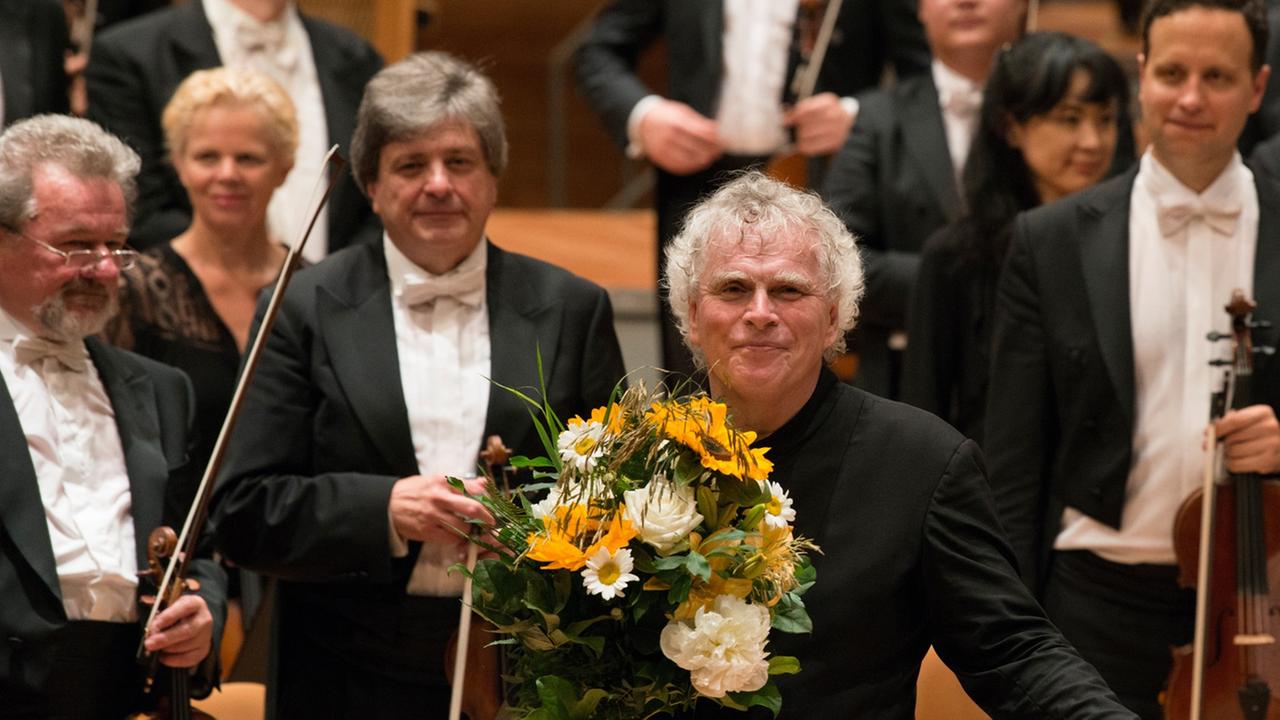 Sir Simon Rattle nach seinem letzten Konzert als Chefdirigent in der Berliner Philharmonie Sir Simon Rattle nach seinem letzten Konzert als Chefdirigent in der Berliner Philharmonie