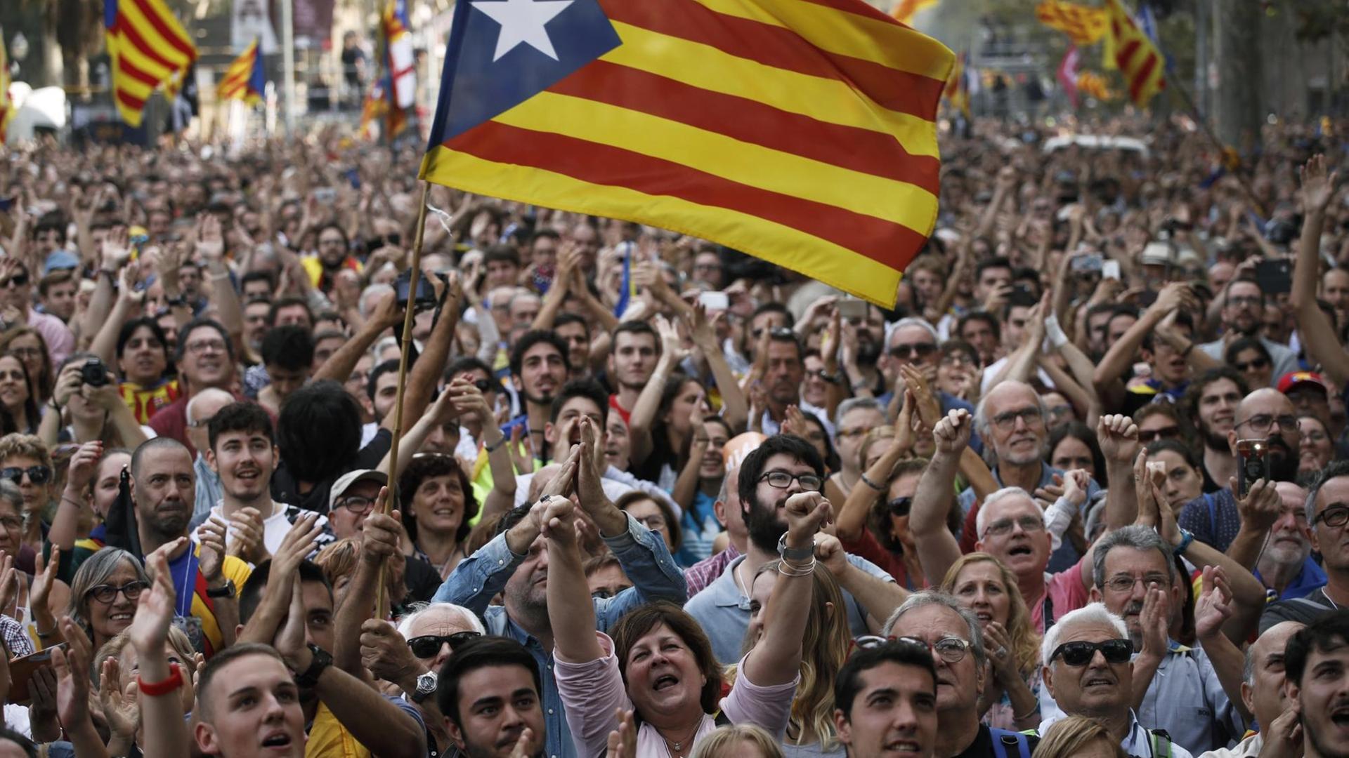 Menschen in Barcelona feiern, dass das Regionalparlament für die Gründung einer unabhängigen Republik Katalonien gestimmt hat. Menschen in Barcelona feiern, dass das Regionalparlament für die Gründung einer unabhängigen Republik Katalonien gestimmt hat.