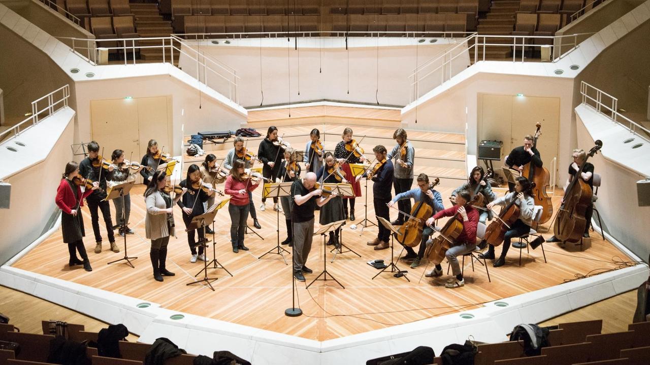 Ein Kammerorchester steht auf der Bühne im Kammermusiksaal der Berliner Philharmonie. Ein Kammerorchester steht auf der Bühne im Kammermusiksaal der Berliner Philharmonie.