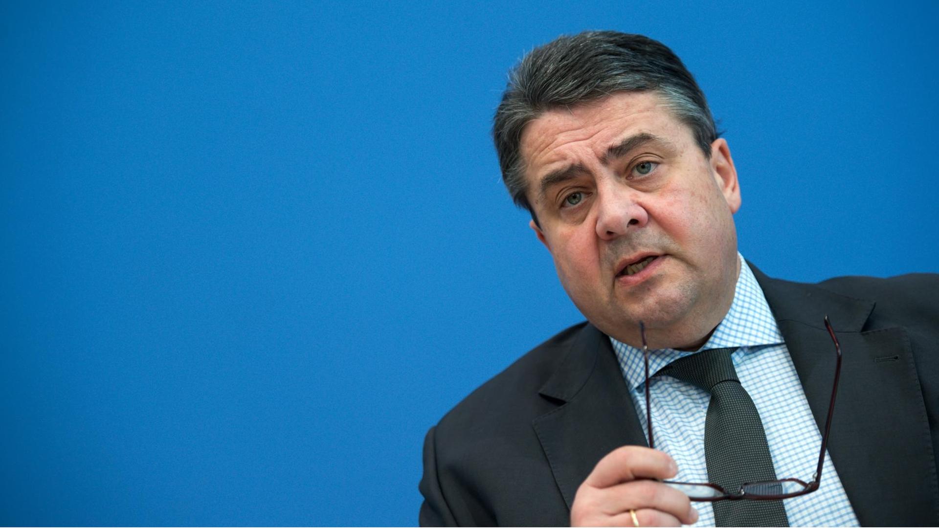 Bundeswirtschaftsminister Sigmar Gabriel (SPD) äußert sich am 19.02.2016 bei einer Pressekonferenz in Berlin zu den deutschen Rüstungsexporten 2015 Bundeswirtschaftsminister Sigmar Gabriel (SPD) äußert sich am 19.02.2016 bei einer Pressekonferenz in Berlin zu den deutschen Rüstungsexporten 2015
