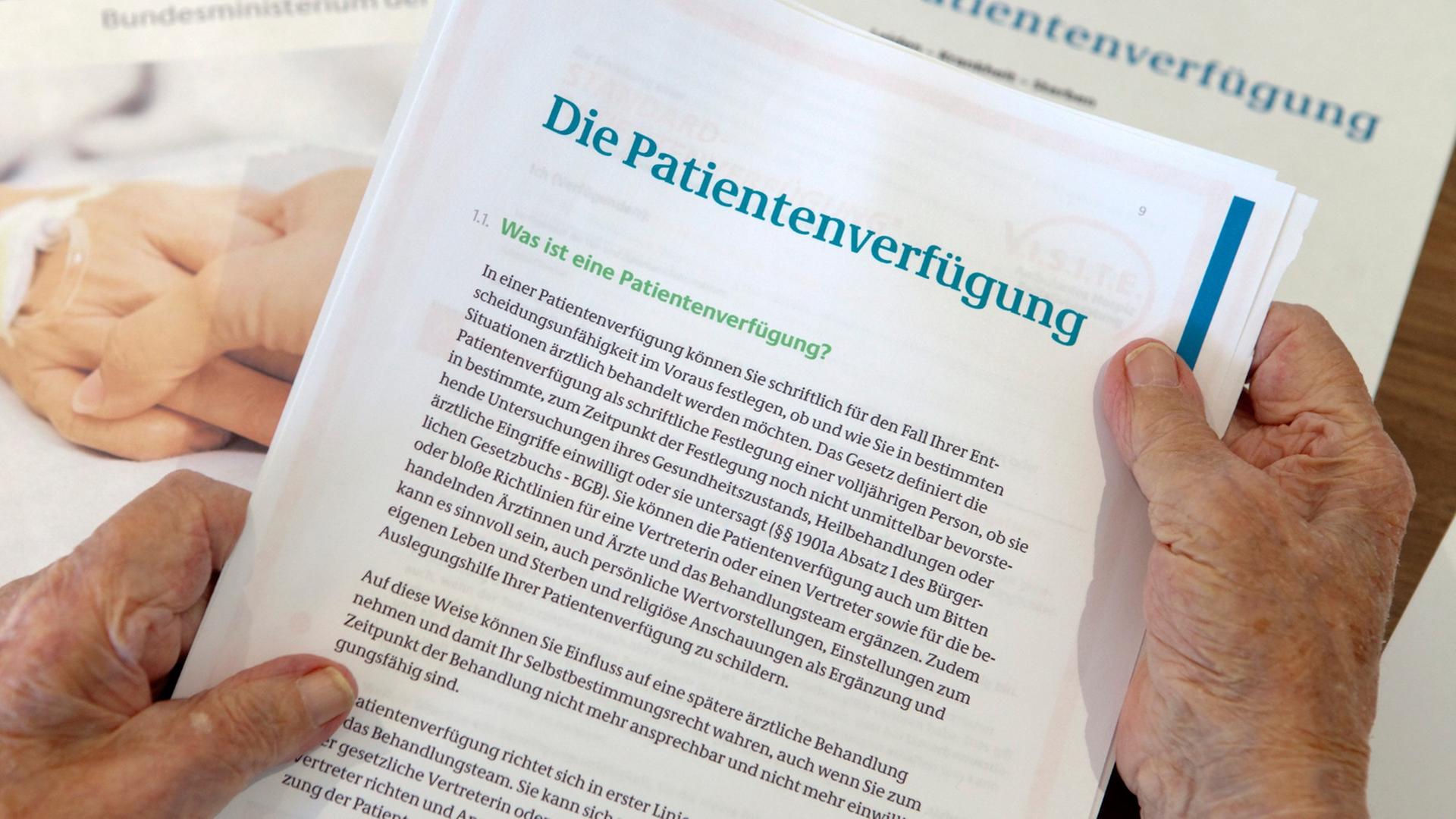 Eine Seniorin liest am Dienstag (12.10.2010) in Ilmenau die Ausfüllhilfe für die vom Justizministerium herausgegebene Patientenverfügung. Eine Seniorin liest am Dienstag (12.10.2010) in Ilmenau die Ausfüllhilfe für die vom Justizministerium herausgegebene Patientenverfügung.