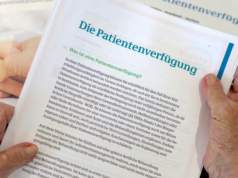 Eine Seniorin liest am Dienstag (12.10.2010) in Ilmenau die Ausfüllhilfe für die vom Justizministerium herausgegebene Patientenverfügung.