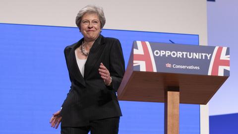 Die britische Premierministerin Theresa May tanzend auf der Bühne beim Parteitag der Konservativen in Birmingham