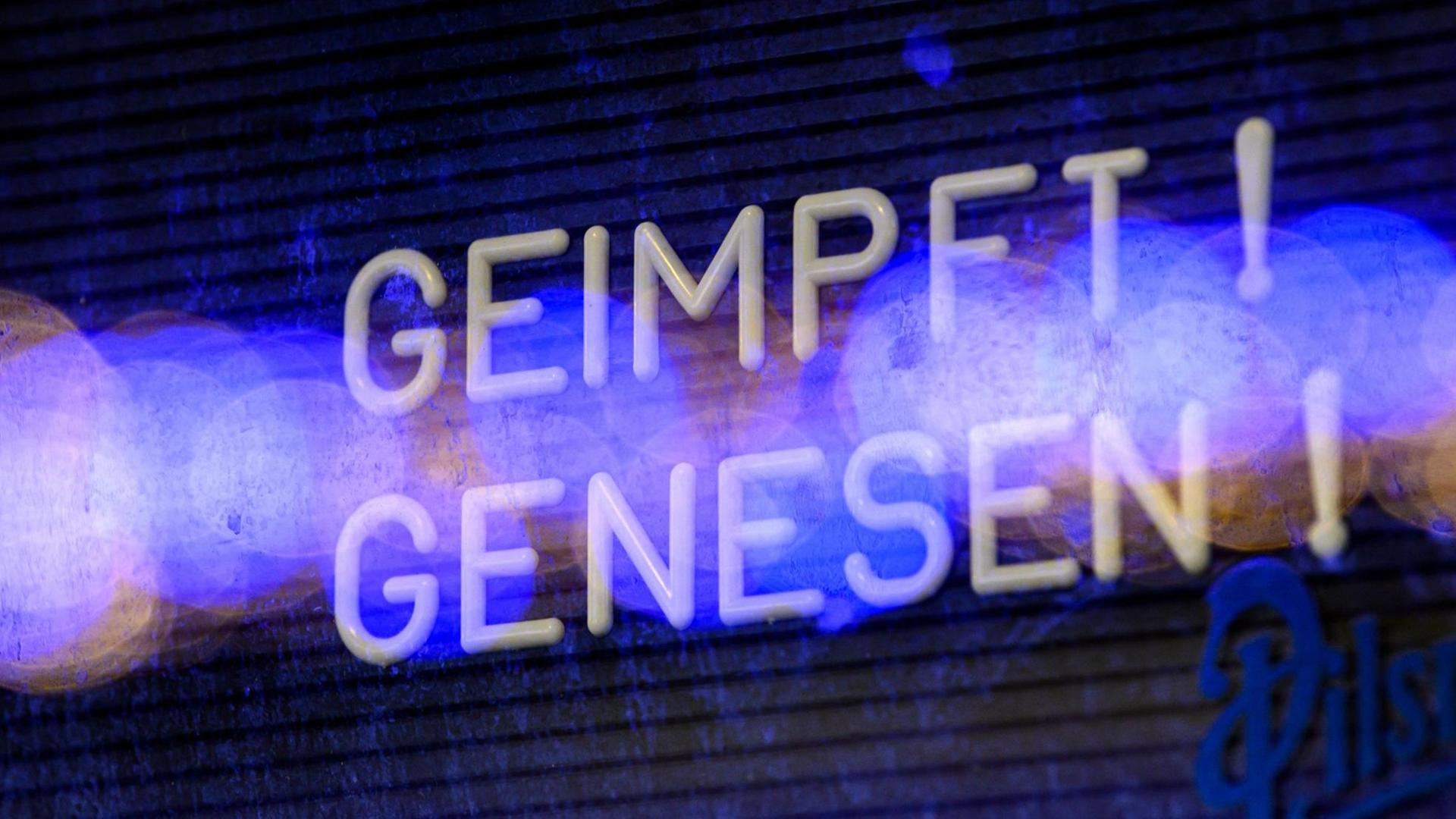 "Geimpft Genesen!" steht in einem Schaukasten an einer Bar in der Dresdner Neustadt. "Geimpft Genesen!" steht in einem Schaukasten an einer Bar in der Dresdner Neustadt.