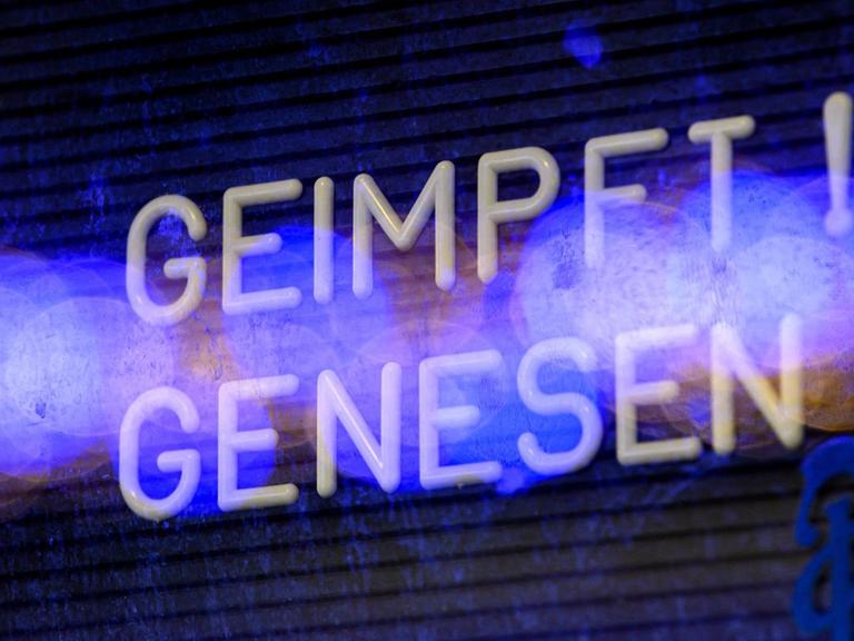 "Geimpft Genesen!" steht in einem Schaukasten an einer Bar in der Dresdner Neustadt.