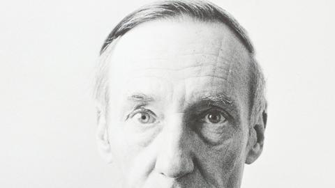 Ein schwarz-weißes Porträtfoto von William S. Burroughs