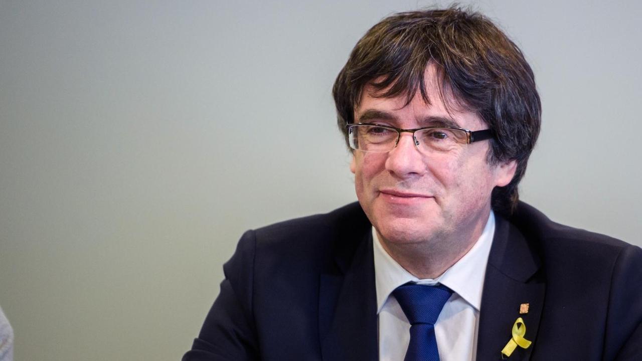 Der abgesetzte katalanische Regionalpräsident Carles Puigdemont bei einem Treffen des Wahlbündnisses Junts per Catalunya in Berlin Der abgesetzte katalanische Regionalpräsident Carles Puigdemont bei einem Treffen des Wahlbündnisses Junts per Catalunya in Berlin