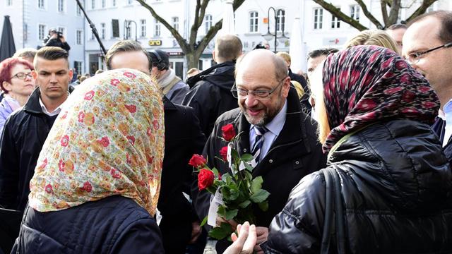 Kanzlerkandidat Martin Schulz im Gespräch mit französischen Besucherinnen in Saarbrücken am 24.03.2017