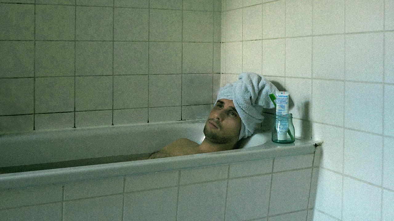 Arno Zilla liegt seit zwei Wochen in der Badewanne, um dem Homeoffice hinter der Tür zu entgehen. Arno Zilla liegt seit zwei Wochen in der Badewanne, um dem Homeoffice hinter der Tür zu entgehen.