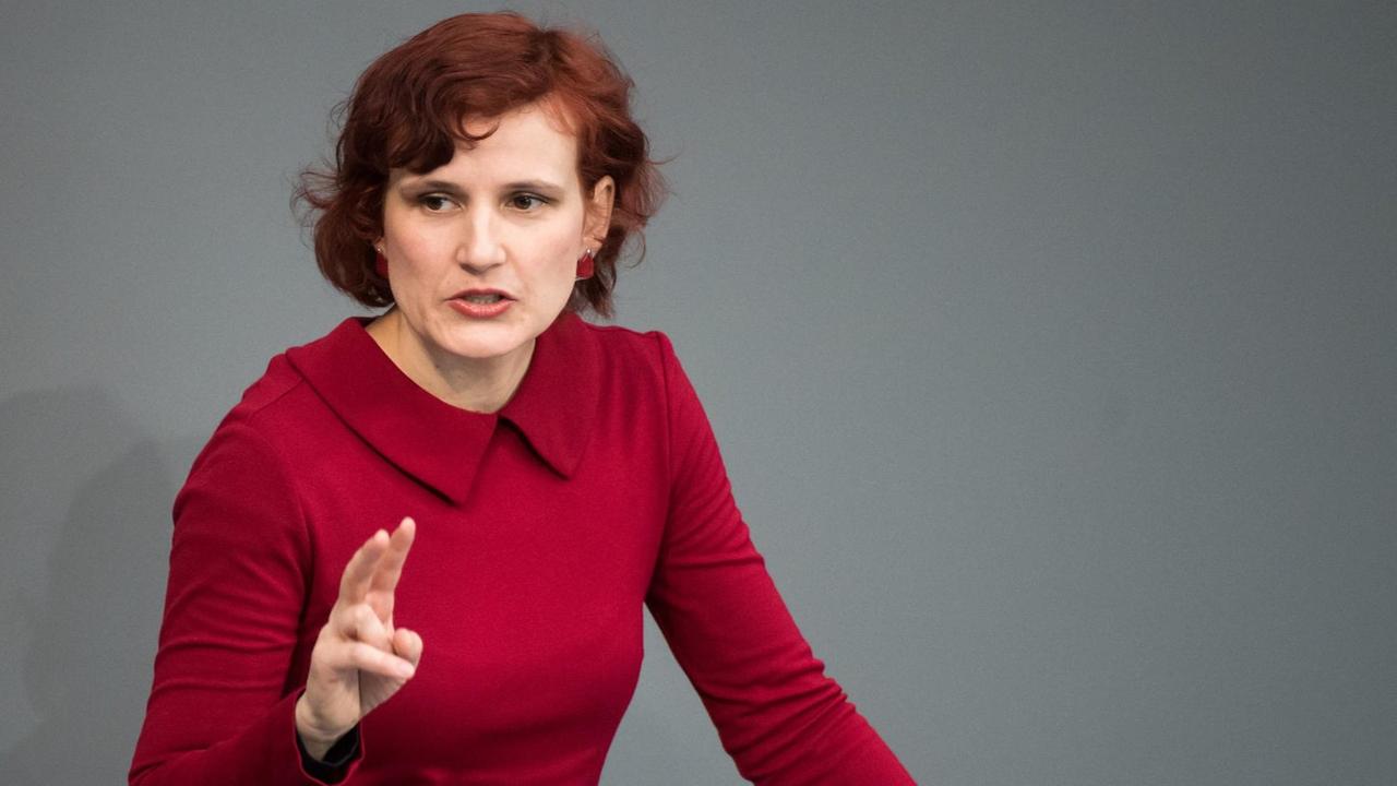 Katja Kipping steht am Rednerpult des Bundestags und spricht. Katja Kipping steht am Rednerpult des Bundestags und spricht.