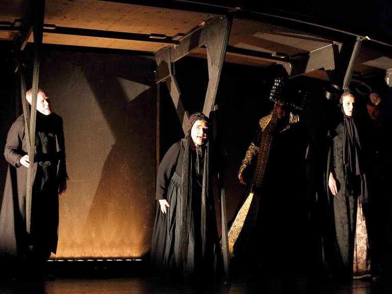 Markwart Müller-Elmau, Gabriele Heinz, Almut Zilcher, Katrin Wichmann und Ben Hartmann, v.l., während der Fotoprobe für das Stück Gespenster im Deutschen Theater Berlin. Premiere ist am 24. Februar 2017. // Nach August Strindberg, Henrik Ibsen und Heinrich Heine. Regie und Bühne Sebastian Hartmann. Kostüme Adriana Braga Peretzki. Deutsches Theater Berlin Gespenster Markwart Mueller Elmau Gabriele Heinz Almut Zilch Katrin Wichmann and Ben Hartmann V l during the Photo sample for the Piece Ghosts in German Theatre Berlin Premiere is at 24 February 2017 after August Strindberg Henrik Ibsen and Heinrich Heine Director and Stage Sebastian Hartmann