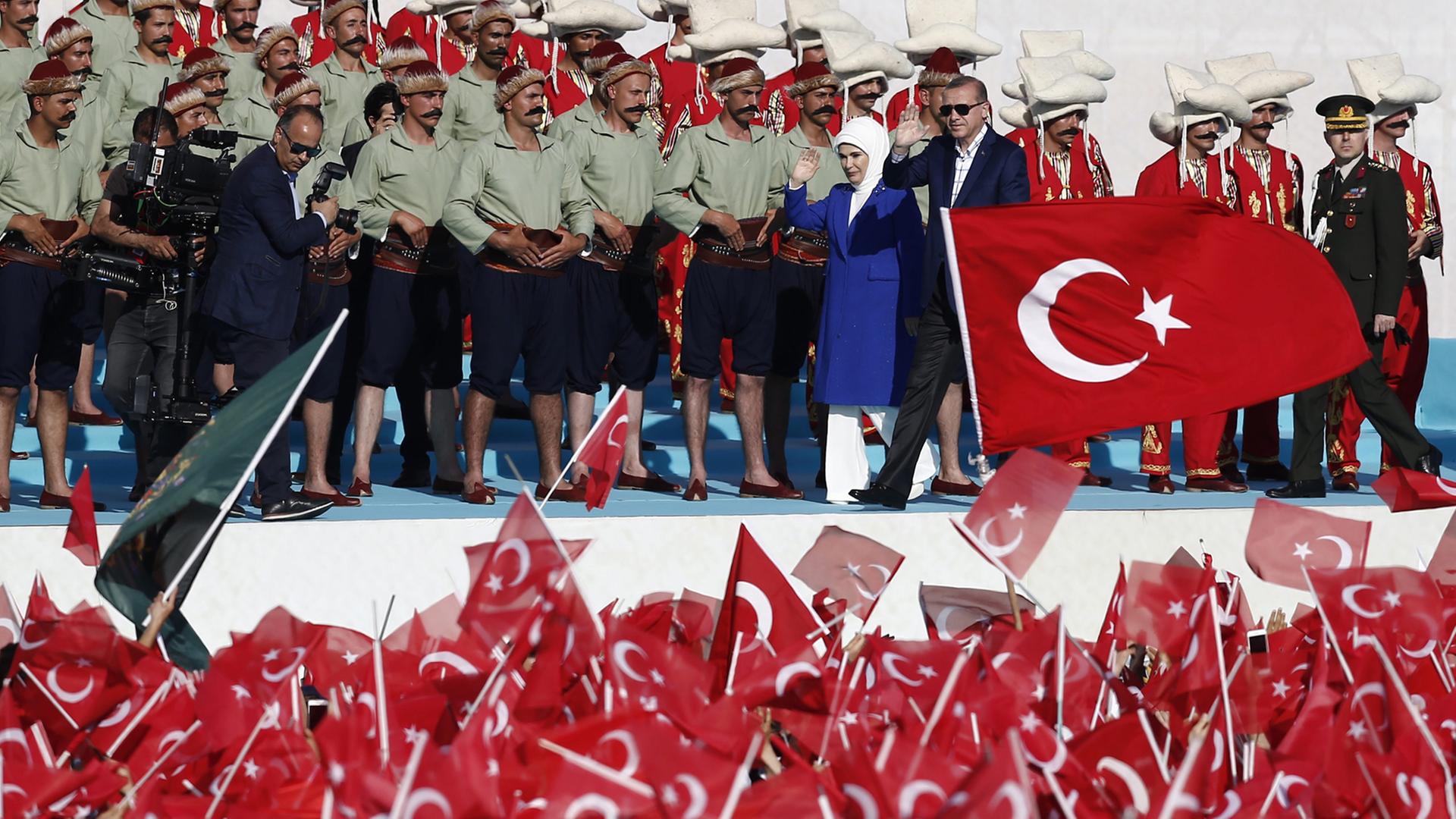 Recep Tayyip Erdogan und seine Frau Emine im vergangenen Jahr in Istanbul. Recep Tayyip Erdogan und seine Frau Emine im vergangenen Jahr in Istanbul.
