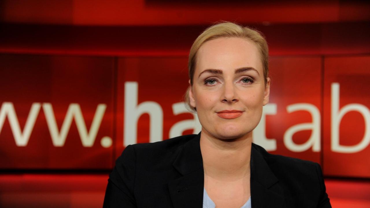 Die Sprachwissenschaftlerin Elisabeth Wehling, Sprach- und Kognitionswissenschaftlerin am Linguistischen Institut der Universität von Kalifornien in Berkeley zu Gast in in der ARD Takshow "Hart aber Fair"am 05.11.2018. Die Sprachwissenschaftlerin Elisabeth Wehling, Sprach- und Kognitionswissenschaftlerin am Linguistischen Institut der Universität von Kalifornien in Berkeley zu Gast in in der ARD Takshow "Hart aber Fair"am 05.11.2018.
