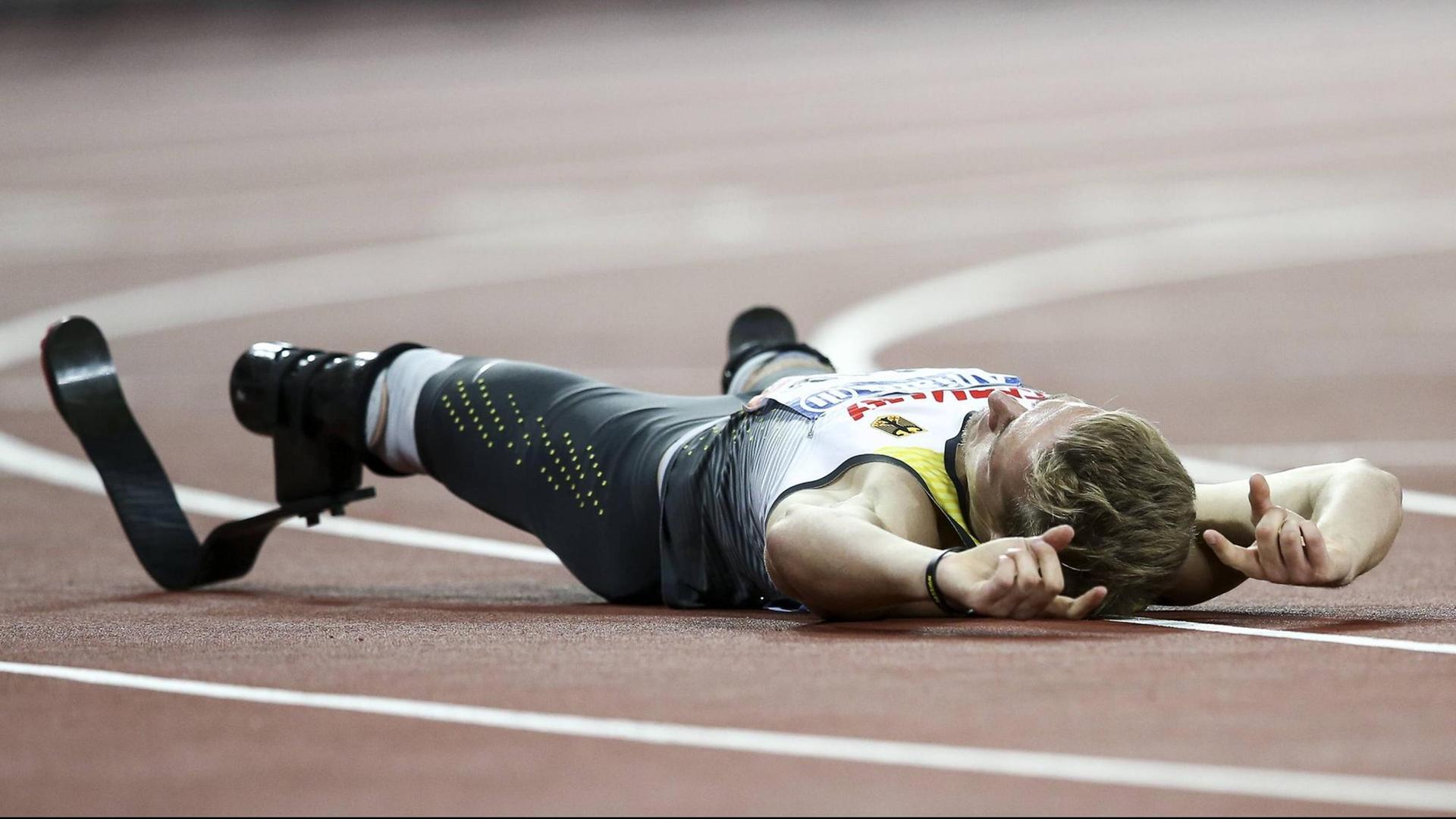 Freude über den Weltmeistertitel: Prothesensprinter Johannes Floors (TSV Bayer 04 Leverkusen) nach seinem Sieg über 400 Meter bei der Para-Leichtathletik-WM in London. Freude über den Weltmeistertitel: Prothesensprinter Johannes Floors (TSV Bayer 04 Leverkusen) nach seinem Sieg über 400 Meter bei der Para-Leichtathletik-WM in London.