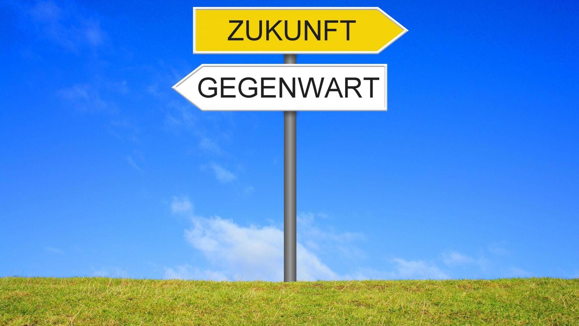 Auf einem Wegweiser auf einer Wiese stehen die Begriffe "Zukunft" und "Gegenwart" Auf einem Wegweiser auf einer Wiese stehen die Begriffe "Zukunft" und "Gegenwart"
