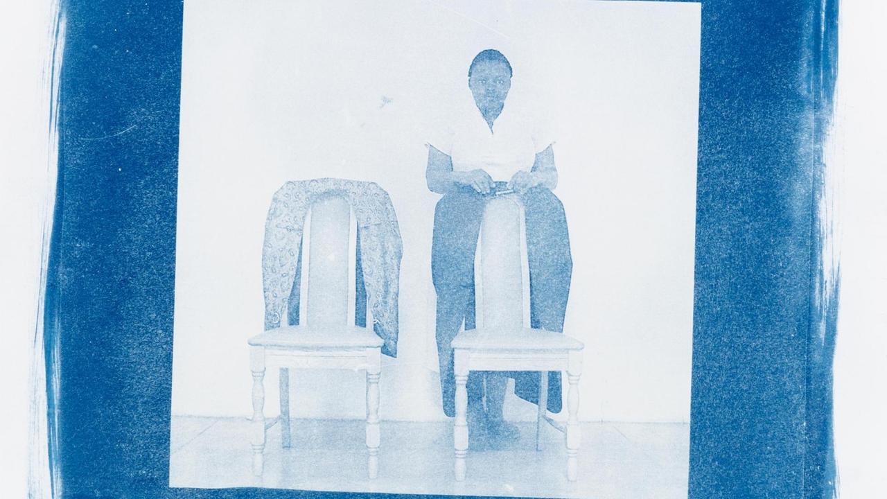 Khanyisile Mawhayi hatte ein schwieriges Verhältnis zu ihrem Vater, der verstorben ist. Er spielt unter anderem eine zentrale Rolle in den Fotografien von Khanyisile Mawhayi, die sie als Blaupause (Cyanotypie) produziert hat.