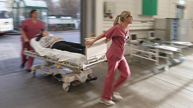 07.01.2018 / Zwei Krankenpfleger schieben einen Patienten in die Notaufnahme eines Krankenhauses.