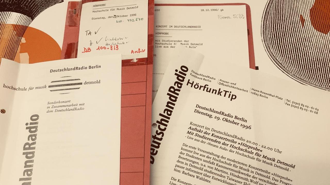Ordner und Programmzettel der ersten Ausgabe der "Hörprobe" liegen auf einem Schreibtisch Ordner und Programmzettel der ersten Ausgabe der "Hörprobe" liegen auf einem Schreibtisch