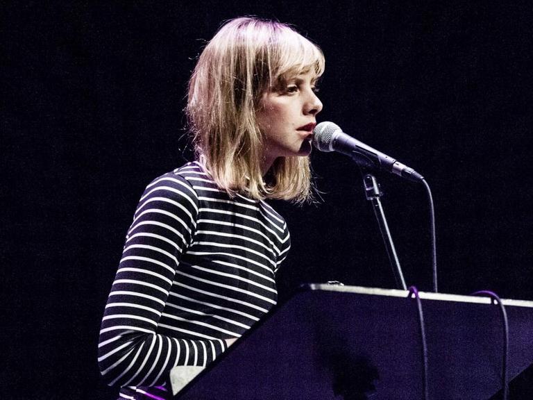 Die deutsch-britische Musikerin Annika Henderson bei einem Auftritt auf dem 16. Poesiefestival in Berlin.