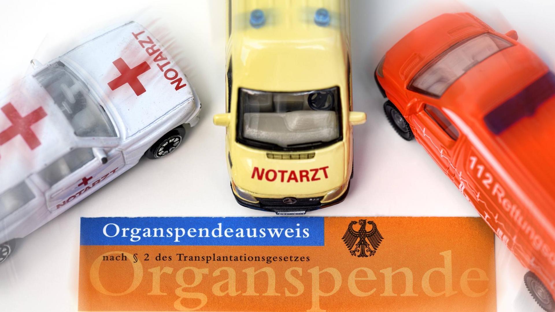 Ein Organspendeausweis, darauf stehen Spielzeugautos: Rettungswagen und Notarzt. Ein Organspendeausweis, darauf stehen Spielzeugautos: Rettungswagen und Notarzt.