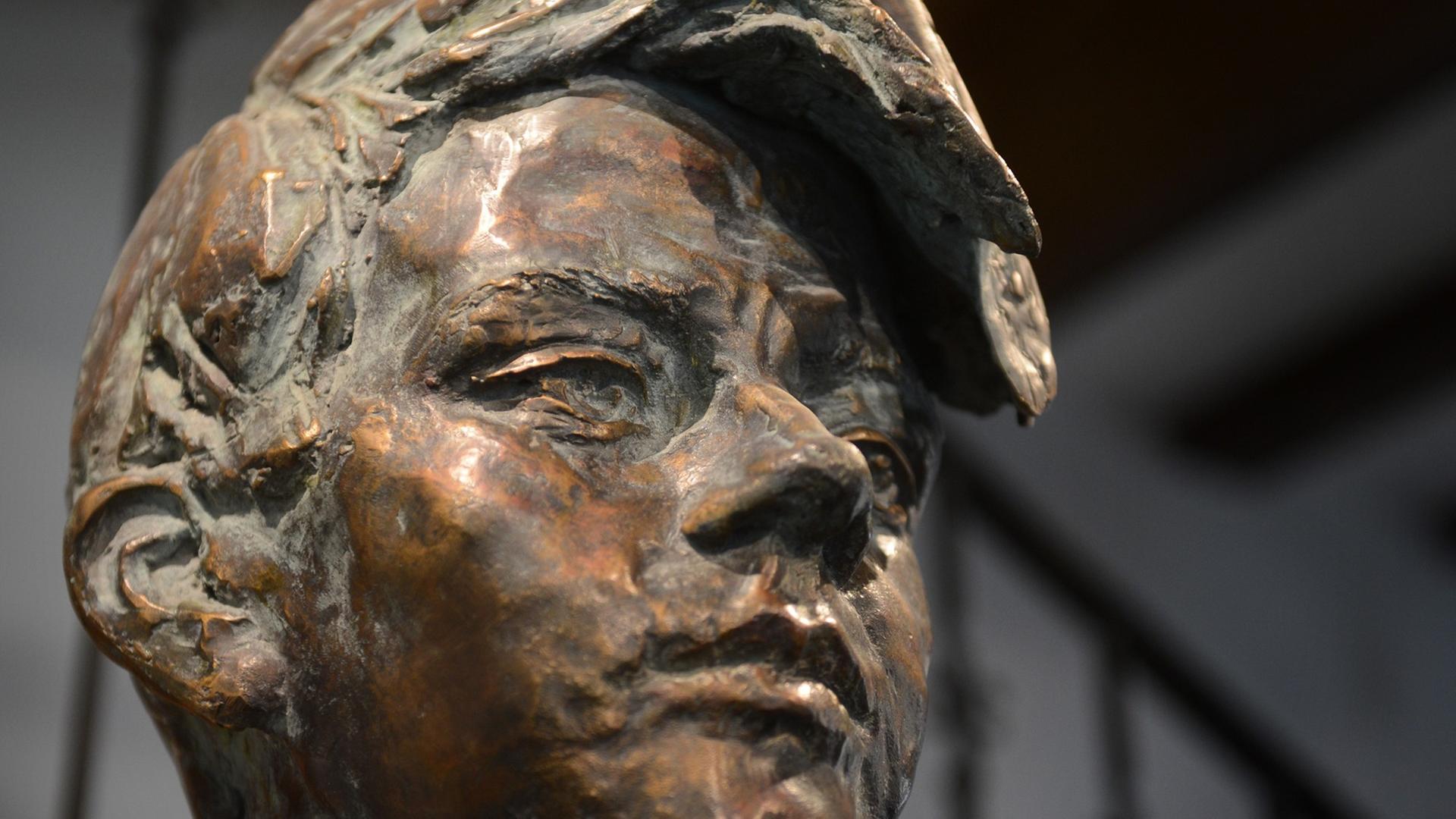 Eine Büste von Sophie Scholl steht am 11.02.2012 in Forchtenberg (Baden-Württemberg) im Foyer des Rathauses. Im hohenlohischen Forchtenberg wurde Sophie Scholl geboren, hier erinnert Vieles an sie und ihren Bruder Hans die am 22.02.1943 als Widerstandskämpfer von den Nationalsozialisten hingerichtet wurden. Eine Büste von Sophie Scholl steht am 11.02.2012 in Forchtenberg (Baden-Württemberg) im Foyer des Rathauses. Im hohenlohischen Forchtenberg wurde Sophie Scholl geboren, hier erinnert Vieles an sie und ihren Bruder Hans die am 22.02.1943 als Widerstandskämpfer von den Nationalsozialisten hingerichtet wurden.