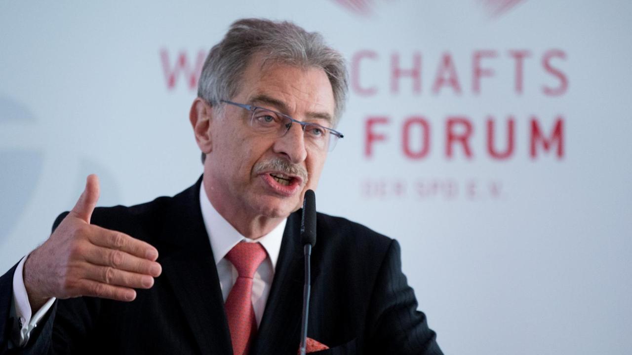Der Präsident des Bundesverbandes der Deutschen Industrie e.V., Dieter Kempf, spricht am 13.06.2017 in Berlin bei der Jahreskonferenz des SPD-Wirtschaftsforums. Foto: Kay Nietfeld/dpa | Verwendung weltweit Der Präsident des Bundesverbandes der Deutschen Industrie e.V., Dieter Kempf, spricht am 13.06.2017 in Berlin bei der Jahreskonferenz des SPD-Wirtschaftsforums. Foto: Kay Nietfeld/dpa | Verwendung weltweit