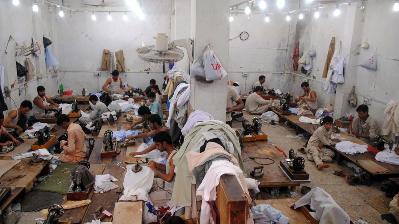 Näher in einer Fabrik in Pakistan Näher in einer Fabrik in Pakistan