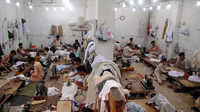 Näher in einer Fabrik in Pakistan