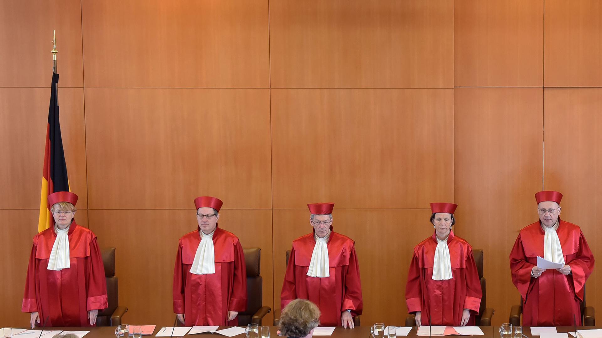 Der Erste Senat beim Bundesverfassungsgericht in Karlsruhe (Baden-Württemberg), v.l. Susanne Baer , Johannes Masing , Michael Eichberger, Gabriele Britz, Ferdinand Kirchhof (Vorsitz), Reinhard Gaier , Wilhelm Schluckebier und Andreas Paulus, am 19.04.2016 Der Erste Senat beim Bundesverfassungsgericht in Karlsruhe (Baden-Württemberg), v.l. Susanne Baer , Johannes Masing , Michael Eichberger, Gabriele Britz, Ferdinand Kirchhof (Vorsitz), Reinhard Gaier , Wilhelm Schluckebier und Andreas Paulus, am 19.04.2016