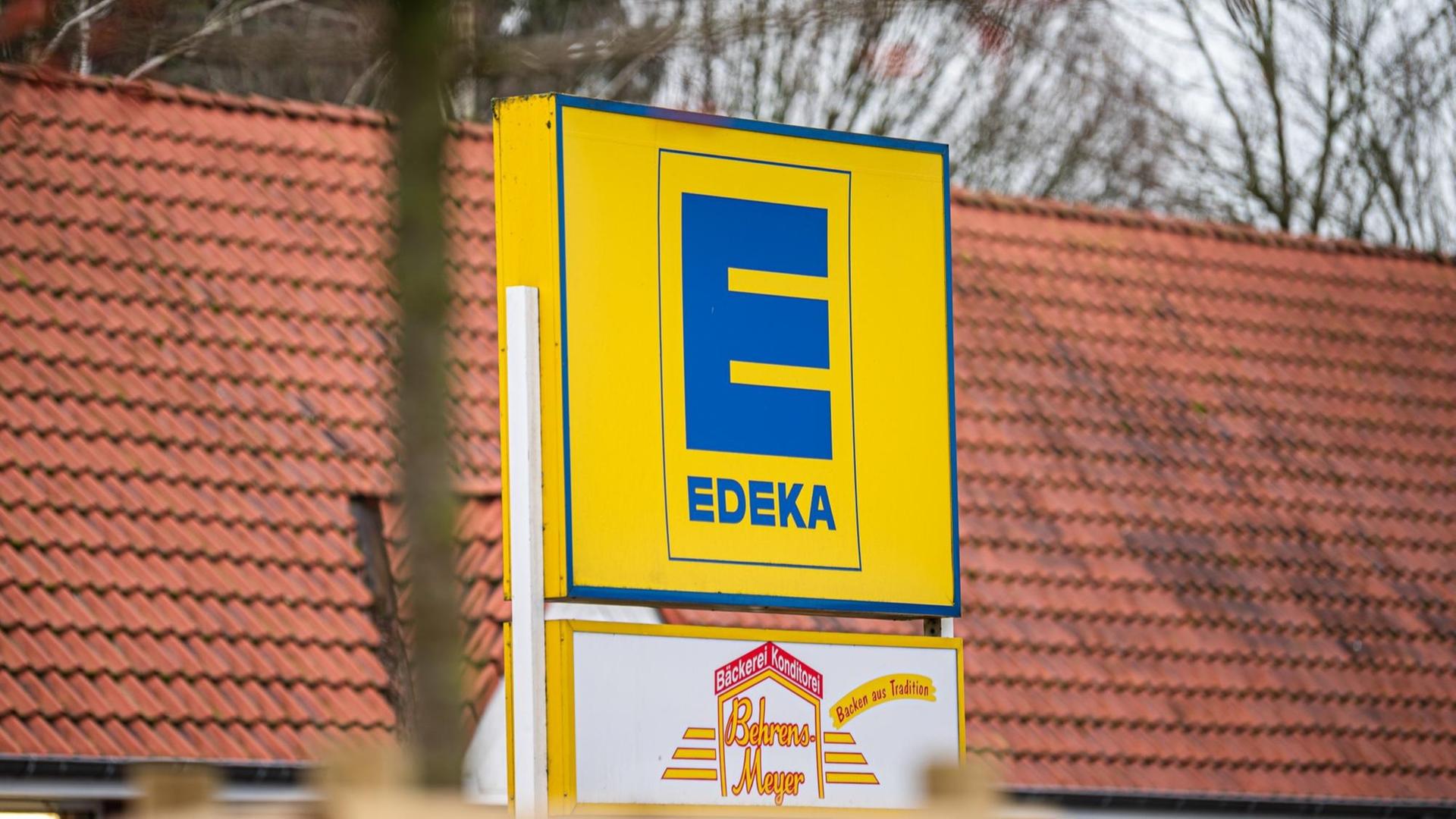 27.01.2020, Essen (Oldenburg): Ein Blick auf das Edeka-Schild auf dem Parkplatz des Edeka Marktes in Essen (Oldenburg). In dem Ort hatte Edeka mit einem Werbeplakat mit dem Slogan ?Essen hat einen Preis verdient: den niedrigsten - 100 Jahre Edeka Minden e.G.? geworben. Edeka hatte das Plakat im Laufe des Tages abnehmen lassen. Mit der Werbekampagne für Niedrigpreise hatte die Handelskette Edeka den Zorn Hunderter Bauern auf sich gezogen. Dabei geht es Edeka zufolge nur um ein Missverständnis. Bei den Plakaten handele es sich um eine regionalisierte Kampagne und gemeint sei in diesem Fall der Ort Essen (Oldenburg), nicht die Lebensmittel. Foto: Mohssen Assanimoghaddam/dpa | Verwendung weltweit 27.01.2020, Essen (Oldenburg): Ein Blick auf das Edeka-Schild auf dem Parkplatz des Edeka Marktes in Essen (Oldenburg). In dem Ort hatte Edeka mit einem Werbeplakat mit dem Slogan ?Essen hat einen Preis verdient: den niedrigsten - 100 Jahre Edeka Minden e.G.? geworben. Edeka hatte das Plakat im Laufe des Tages abnehmen lassen. Mit der Werbekampagne für Niedrigpreise hatte die Handelskette Edeka den Zorn Hunderter Bauern auf sich gezogen. Dabei geht es Edeka zufolge nur um ein Missverständnis. Bei den Plakaten handele es sich um eine regionalisierte Kampagne und gemeint sei in diesem Fall der Ort Essen (Oldenburg), nicht die Lebensmittel. Foto: Mohssen Assanimoghaddam/dpa | Verwendung weltweit