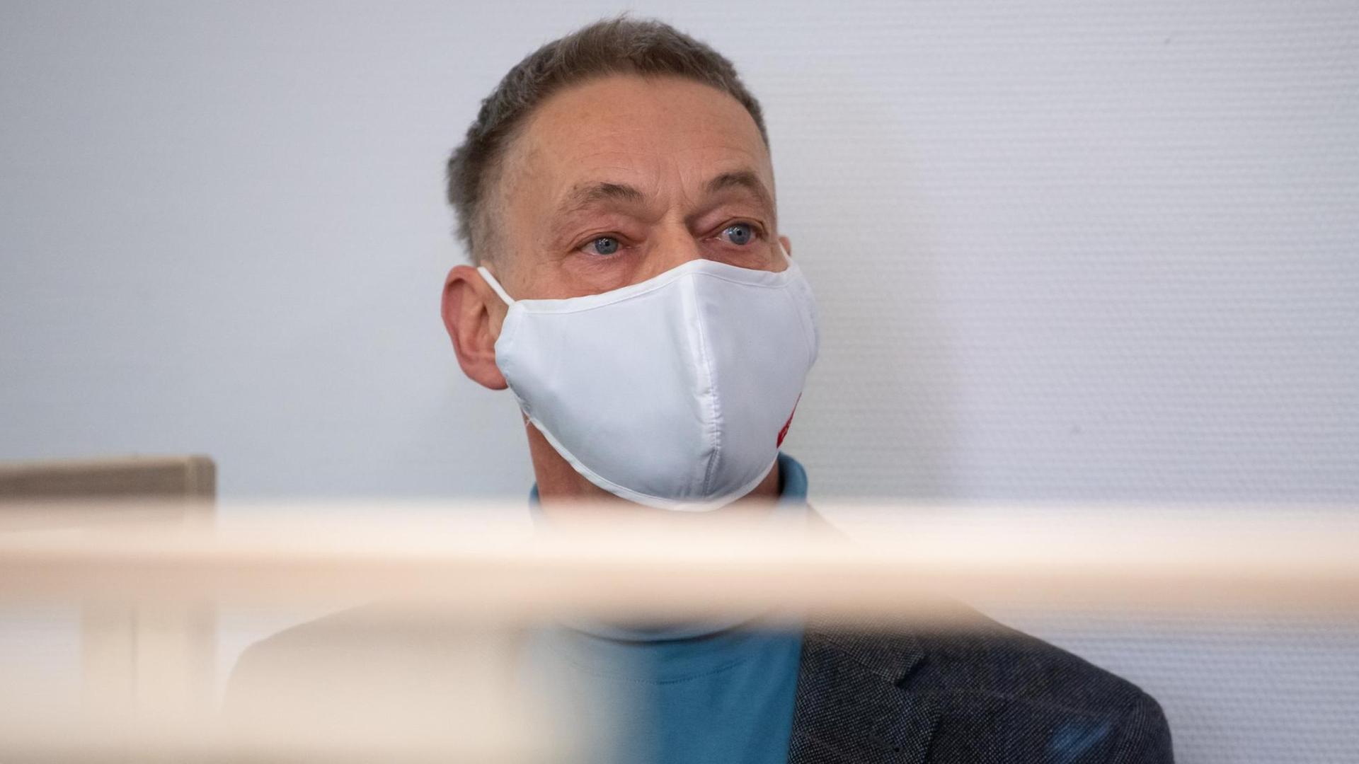 Hans-Jürgen von Bose, Komponist und ehemaliger Hochschul-Professor der Münchner Musikhochschule, steht am 13.11.2020 vor Prozessbeginn wegen Vergewaltigung im Landgericht München Hans-Jürgen von Bose, Komponist und ehemaliger Hochschul-Professor der Münchner Musikhochschule, steht am 13.11.2020 vor Prozessbeginn wegen Vergewaltigung im Landgericht München