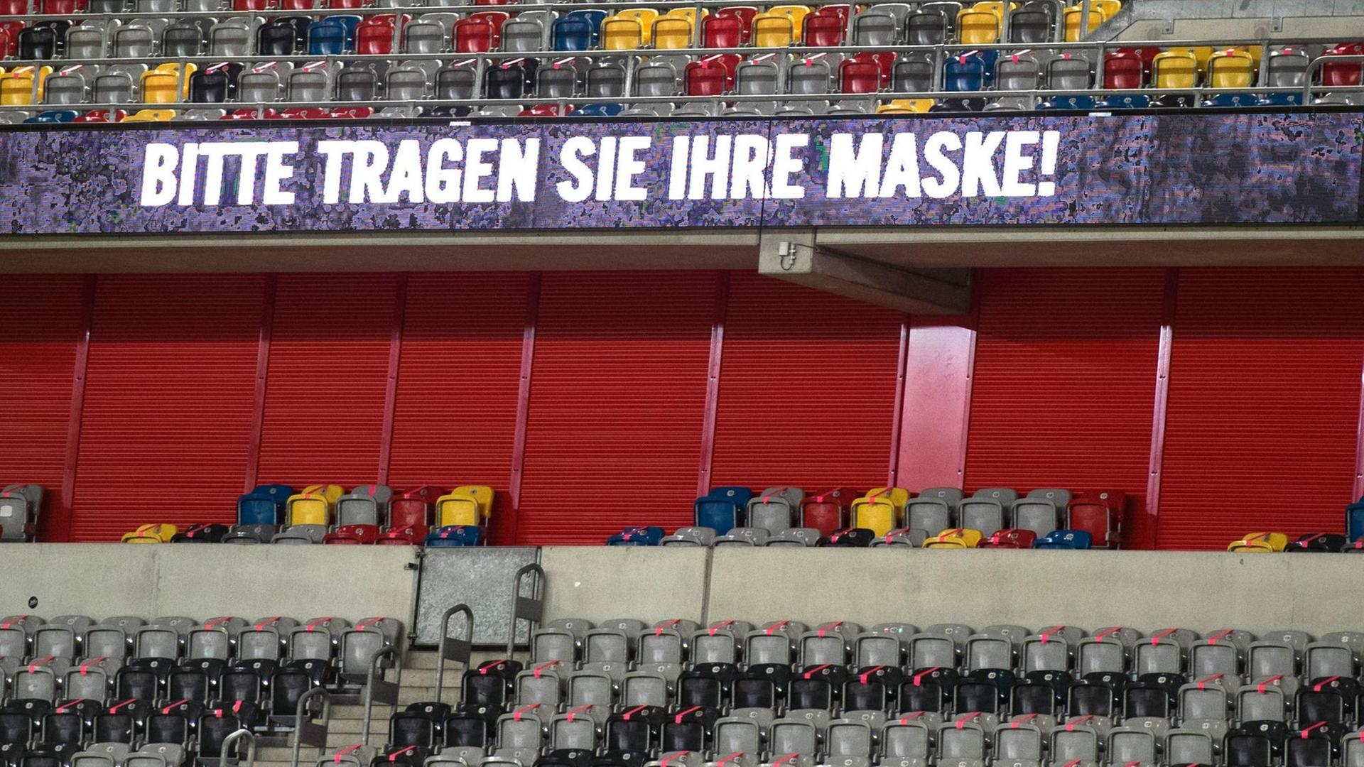 Fußball: 2. Bundesliga, Fortuna Düsseldorf - SpVgg Greuther Fürth, 17. Spieltag in der Merkur Spiel-Arena. «Bitte tragen Sie ihre Maske» ist zwischen leeren Rängen auf einer LED-Werbebande zu lesen.