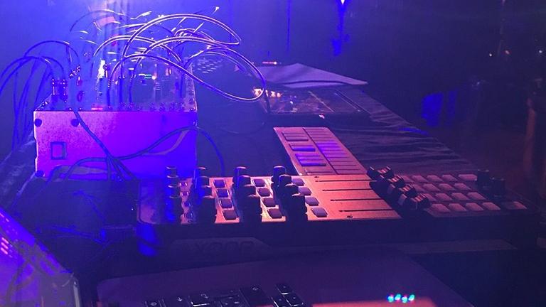 Ein Blick über ein Tontechnikerpult in das farbig ausgeleuchtete Studio von Kaan Bulak. Ein Blick über ein Tontechnikerpult in das farbig ausgeleuchtete Studio von Kaan Bulak.