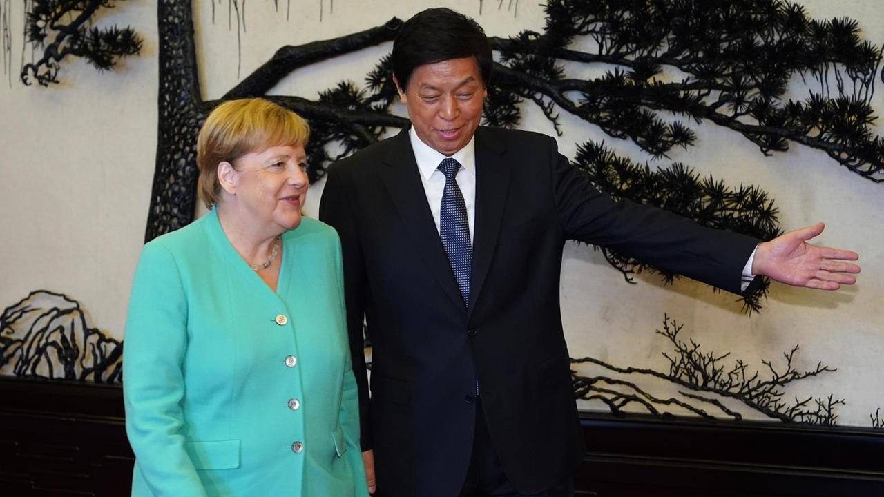 Li Zhanshu (National People's Congress) zeigt Angela Merkel bei einem Besuch in Beijing 6. September 2019, China. Li Zhanshu (National People's Congress) zeigt Angela Merkel bei einem Besuch in Beijing 6. September 2019, China.