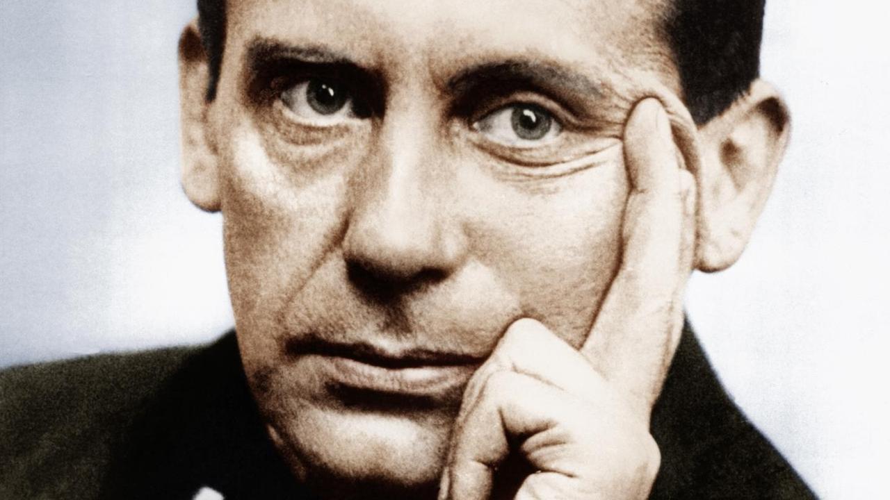 Fotografie von Walter Gropius, der leicht zur Seite schaut. Fotografie von Walter Gropius, der leicht zur Seite schaut.