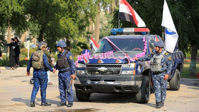Irakische Soldaten auf Patrouille in Bagdad am ersten Jahrestag des militärischen Siegs über den sogenannten Islamischen Staat