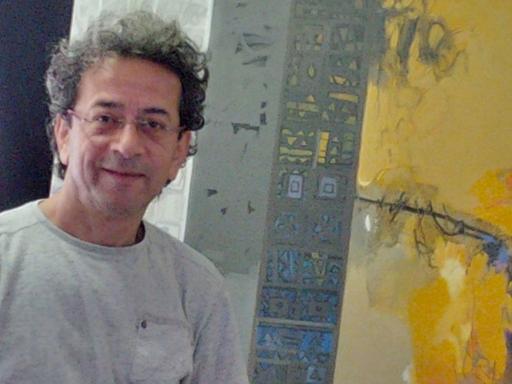 Der syrische Exilkünstler Naser Agha (55) vor einem seiner Werke in seinem Atelier in Bremen