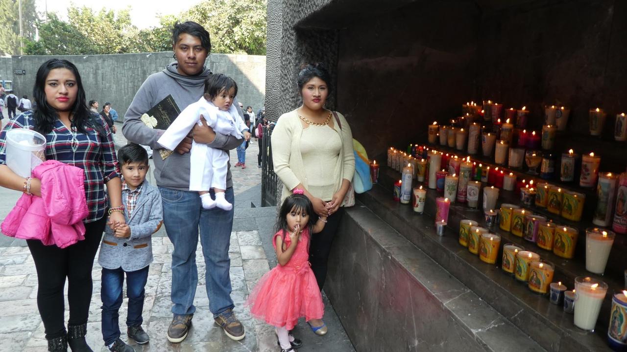 Hinter der Basilika zünden die Pilger Kerzen für die Jungfrau von Guadalupe an.