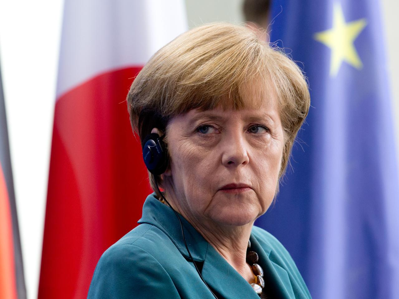 Bundeskanzlerin Angela Merkel vor Fahnen Bundeskanzlerin Angela Merkel vor Fahnen