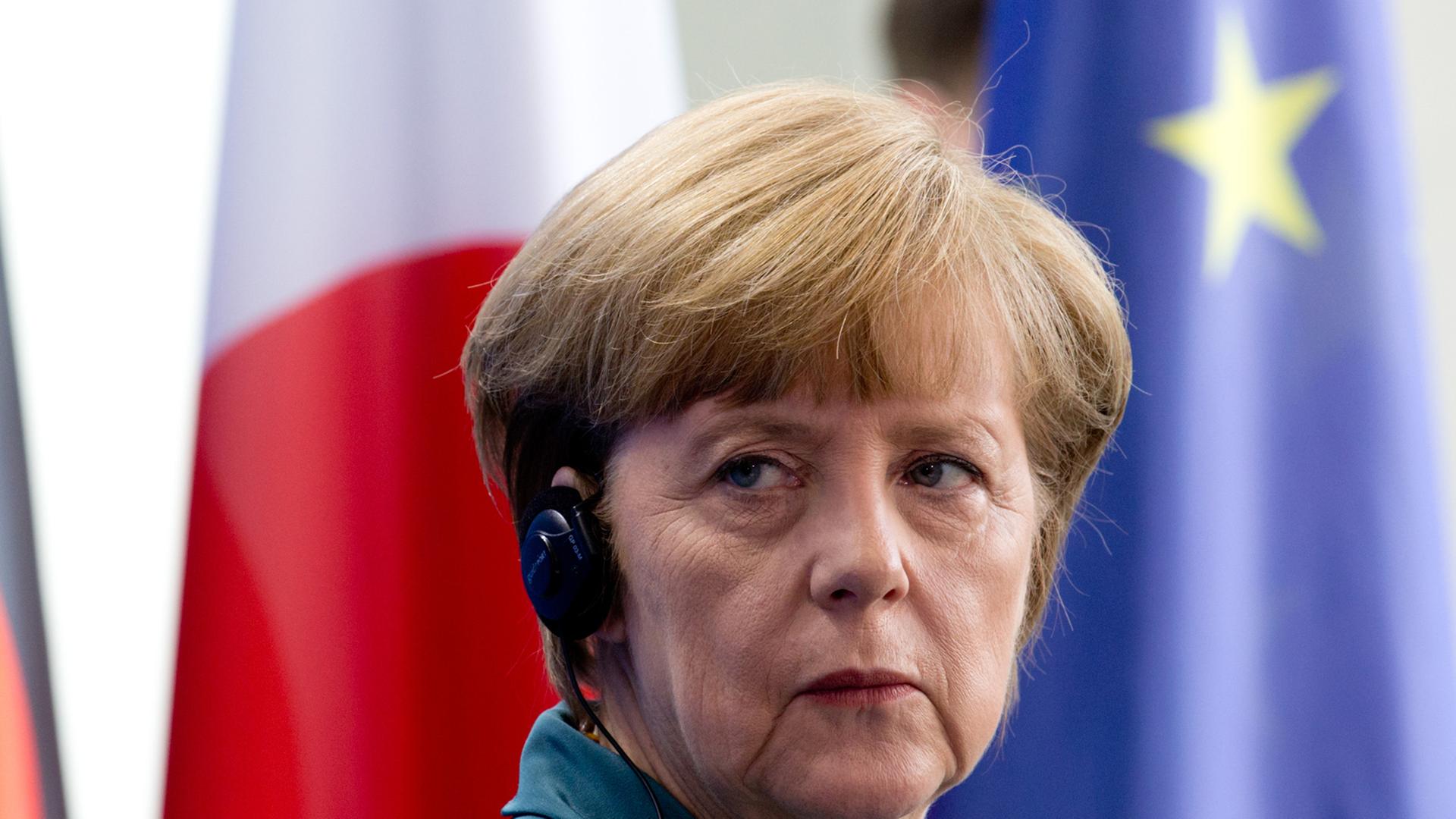 Bundeskanzlerin Angela Merkel vor Fahnen Bundeskanzlerin Angela Merkel vor Fahnen