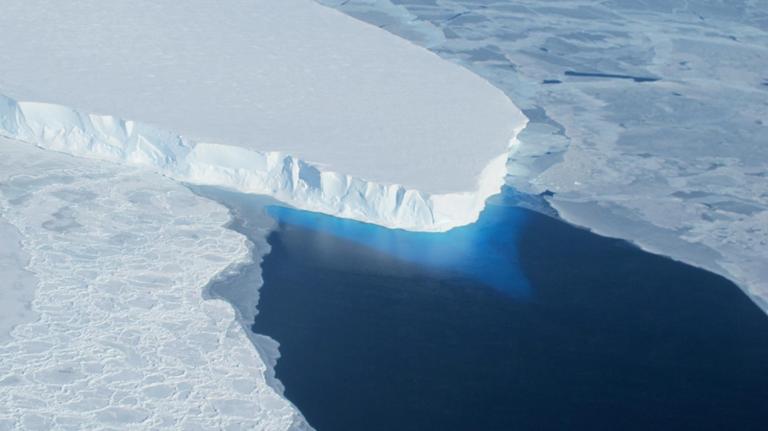 Die Front des Thwaites-Gletschers mit Eis unter der Wasseroberfläche im Südwesten der Antarktis im Oktober 2012.