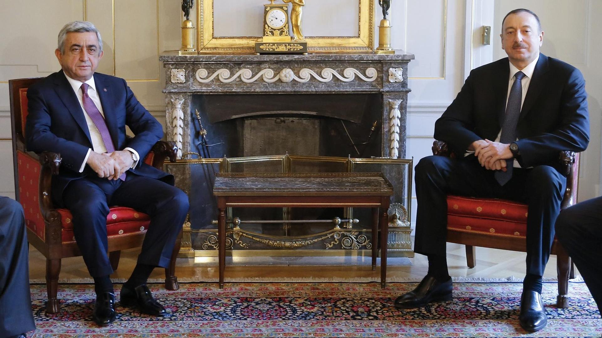 Die Präsidenten Armeniens und Aserbaidschans, Sargsjan und Aliyev, sprechen am 19.12.2015 in Bern über den Konflikt um Berg-Karabach. Die Präsidenten Armeniens und Aserbaidschans, Sargsjan und Aliyev, sprechen am 19.12.2015 in Bern über den Konflikt um Berg-Karabach.