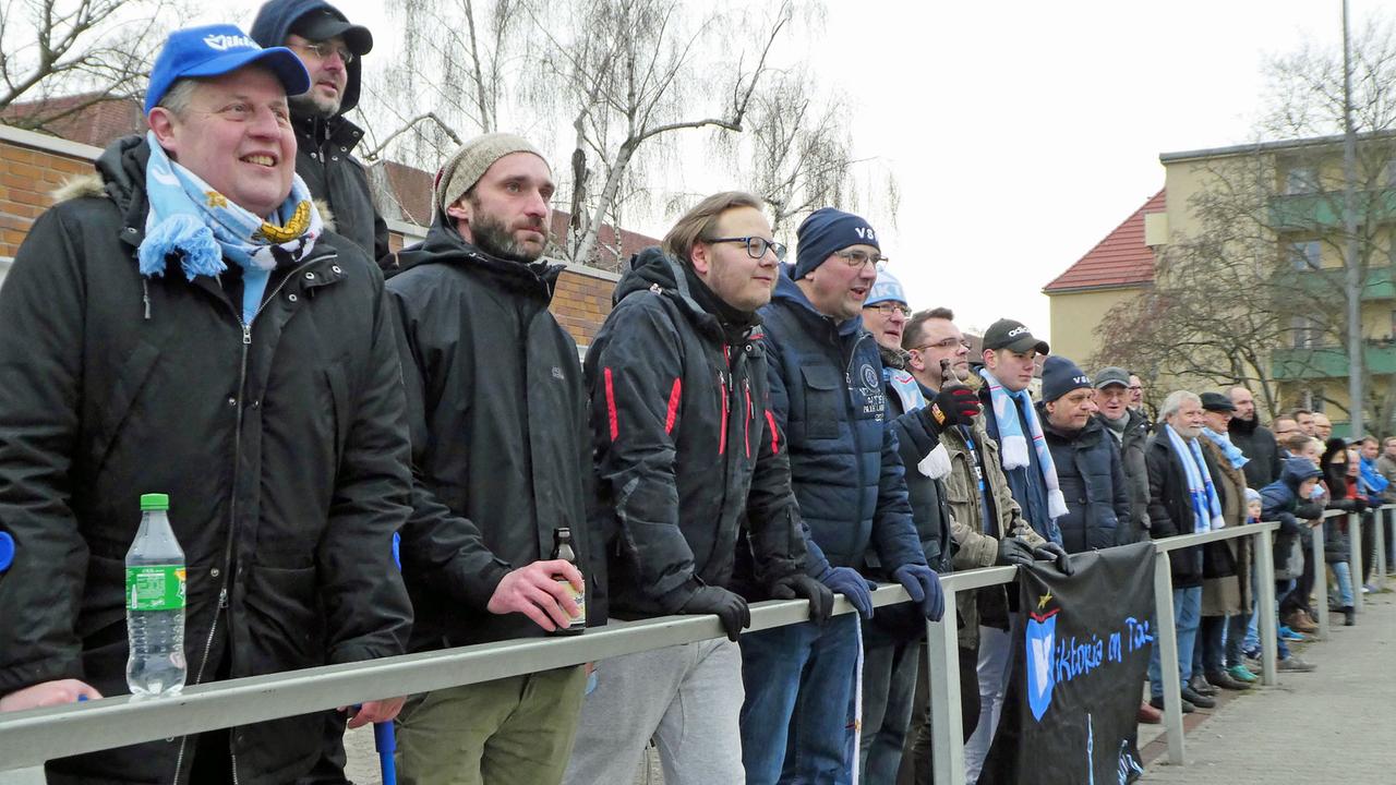 Fans von Viktoria 89 stehen am Spielfeldrand und sehen das Spiel ihrer Mannschaft gegen die Polar Pinguine. Fans von Viktoria 89 stehen am Spielfeldrand und sehen das Spiel ihrer Mannschaft gegen die Polar Pinguine.