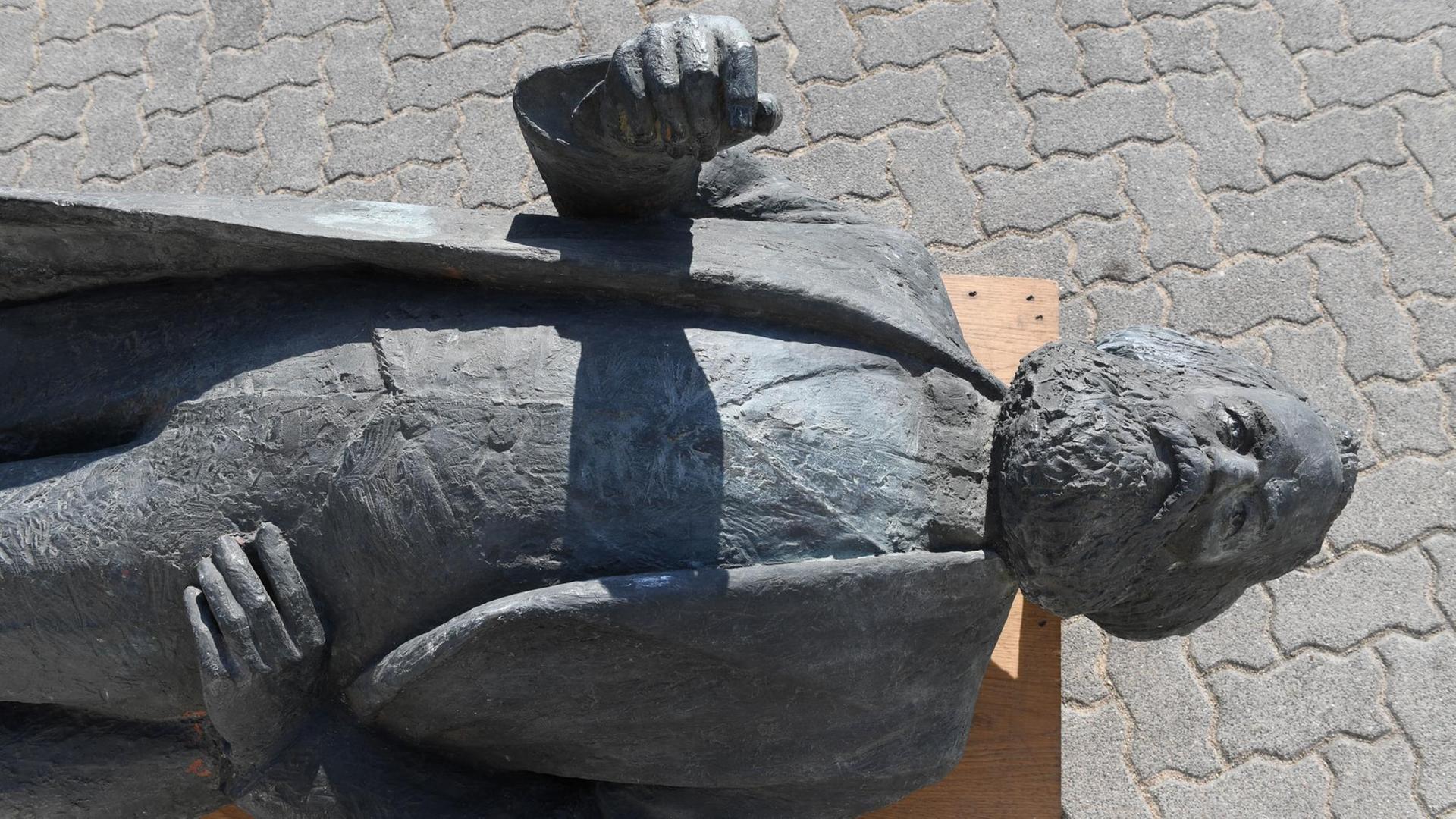 Das Karl-Marx-Denkmal von Neubrandenburg liegt auf einer Transportpalette. Das Karl-Marx-Denkmal von Neubrandenburg liegt auf einer Transportpalette.