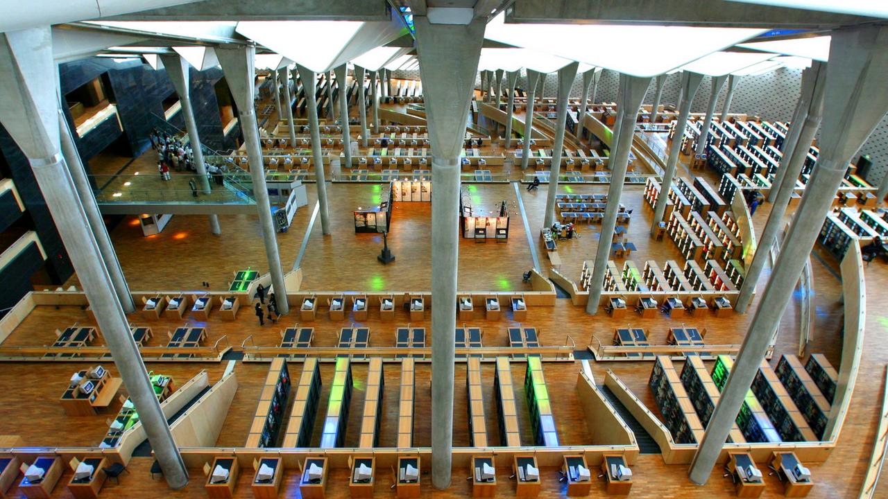 Blick in den Lesesaal der Bibliotheca Alexandrina. Darin zu sehen sind Reihen von Tischen zum Teil mit Computern ausgestattet.