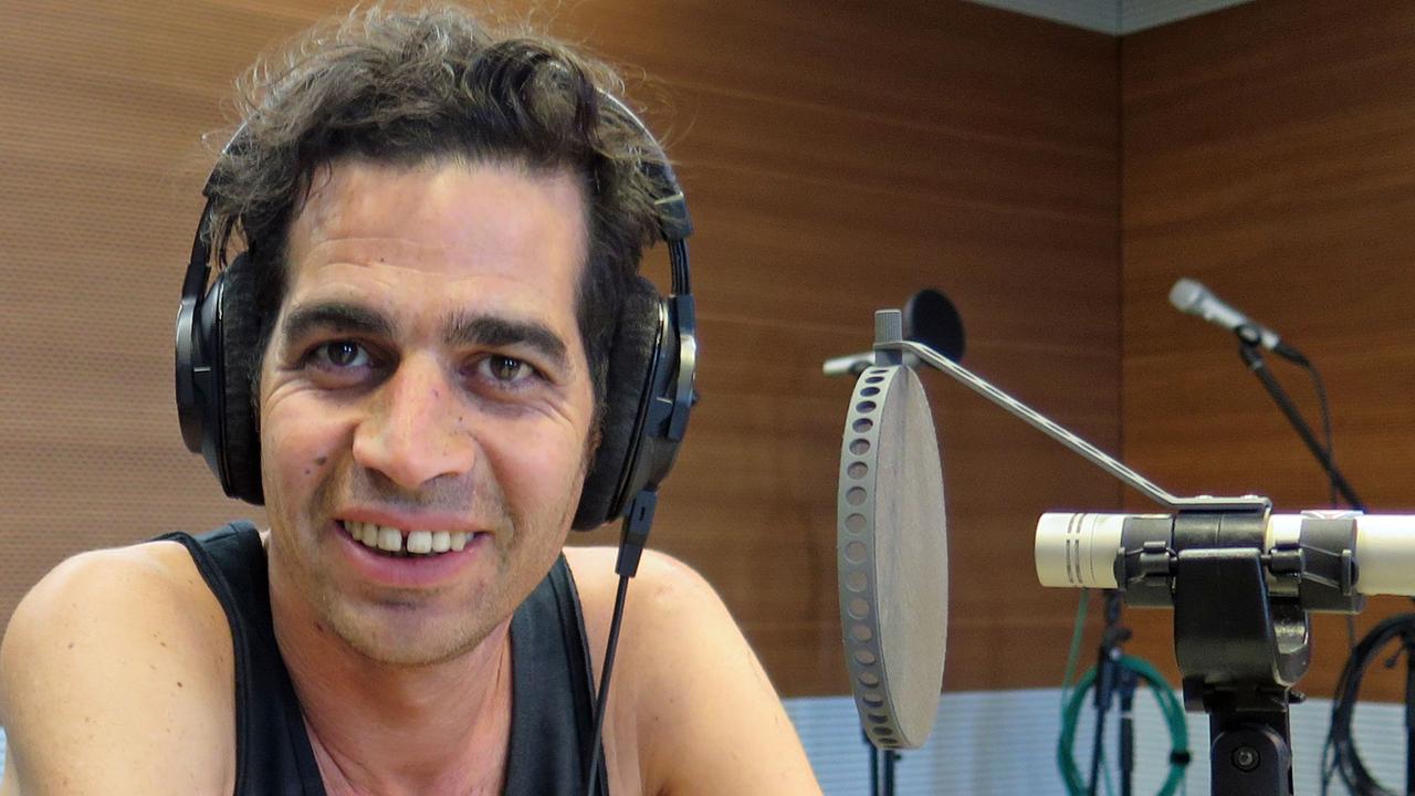 Der israelische Popsänger Aviv Geffen im Studio von Deutschlandfunk Kultur Der israelische Popsänger Aviv Geffen im Studio von Deutschlandfunk Kultur