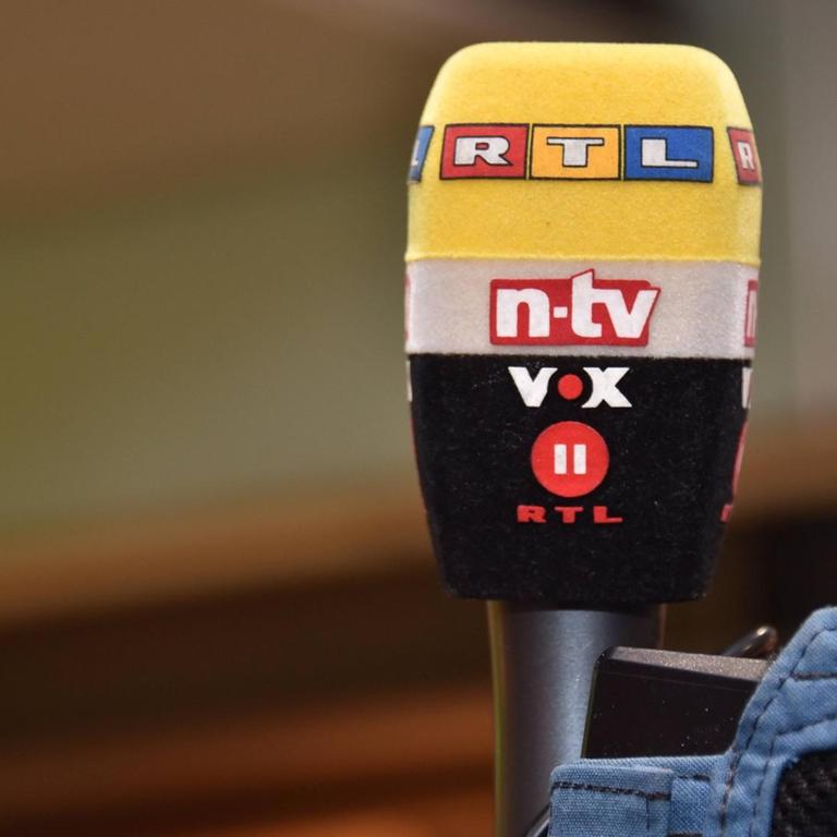 Ein Mikrofon von RTL, N-TV, VOX und RTL2 