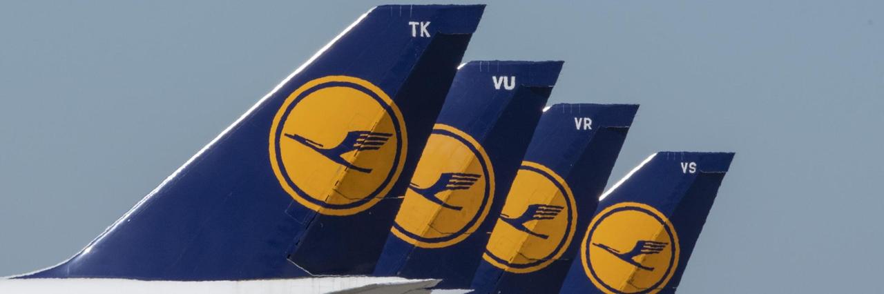 Vier stillgelegte Passagiermaschine der Lufthansa stehen auf dem leeren Rollfeld des Flughafen Frankfurt. Vier stillgelegte Passagiermaschine der Lufthansa stehen auf dem leeren Rollfeld des Flughafen Frankfurt.