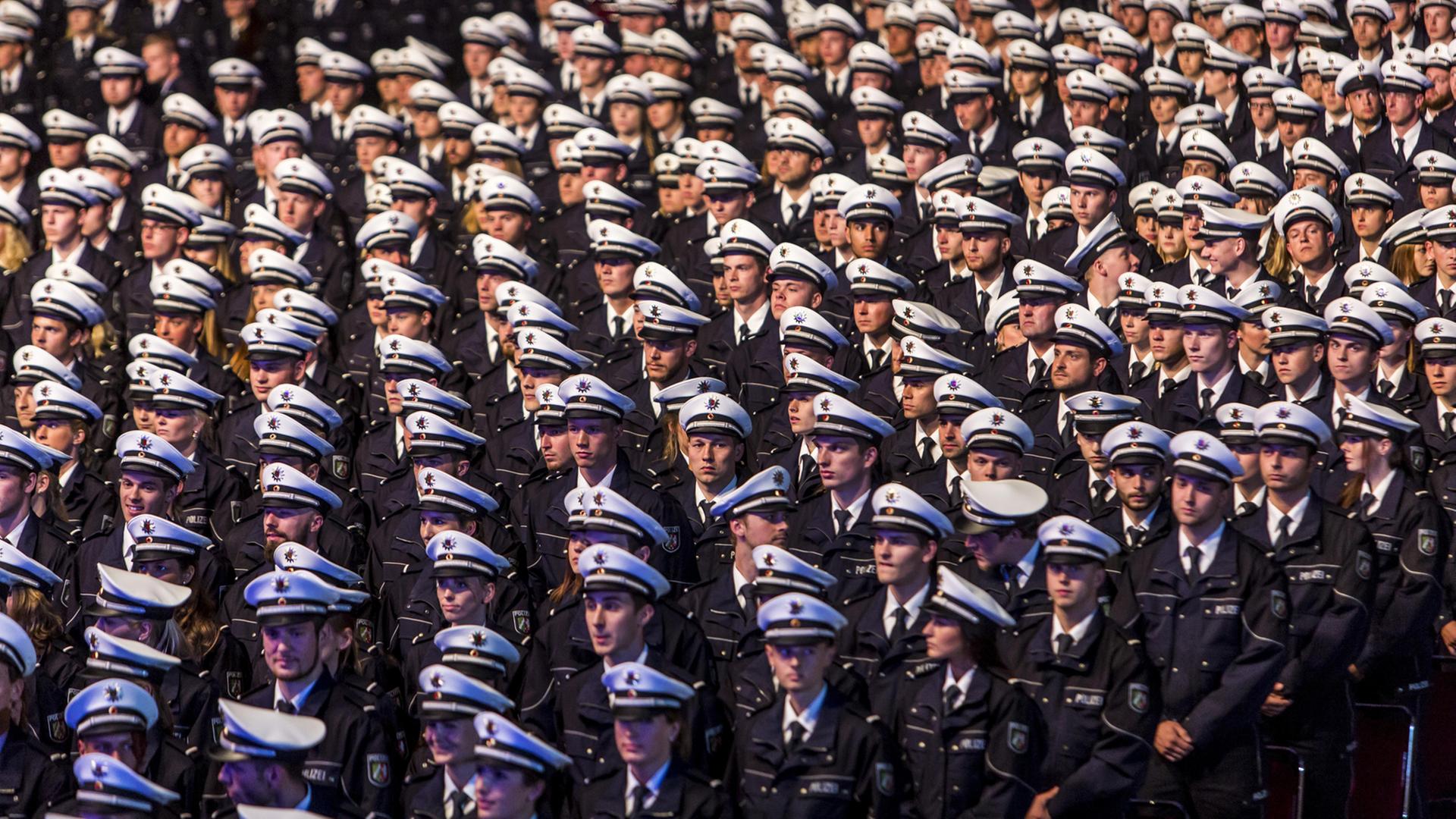 Vereidigung von Kommissaranwärtern der Polizei Nordrhein-Westfalen. Vereidigung von Kommissaranwärtern der Polizei Nordrhein-Westfalen.